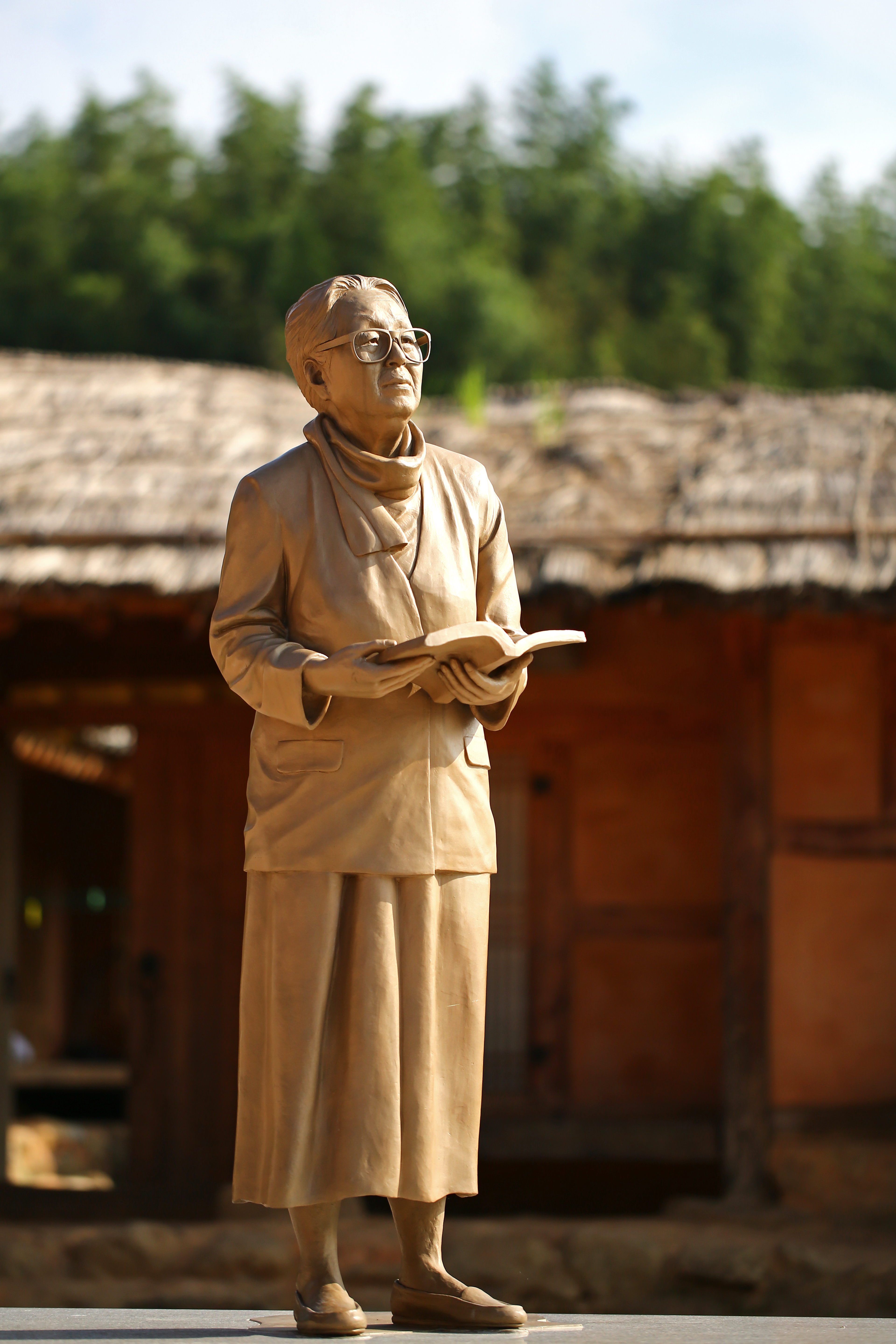 박경리 선생님 동상.jpg