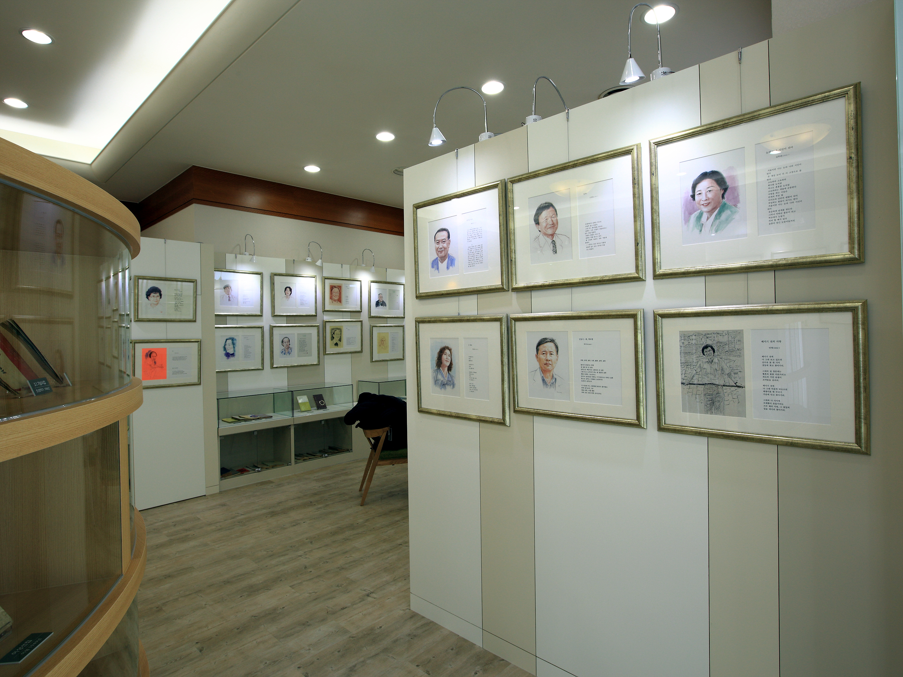 산사03=전시관3.jpg